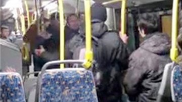 Côn đồ hành hung dã man hành khách trên xe bus