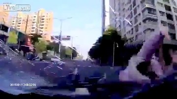 Ô tô đâm liên tiếp người đi bộ rồi bỏ trốn
