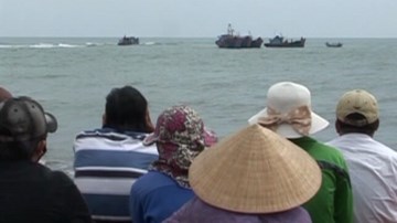 Quảng Ngãi: Sóng nhấn chìm tàu cá, 1 ngư dân mất tích