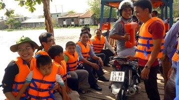 Hà Nội: Cấm hành khách không mặc áo phao lên đò