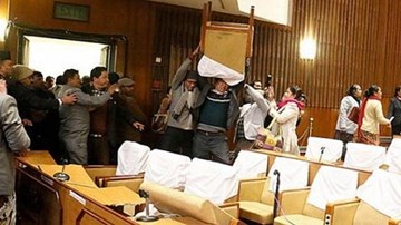 Nepal: Các nghị sĩ đối lập ném ghế vào Chủ tịch Quốc hội