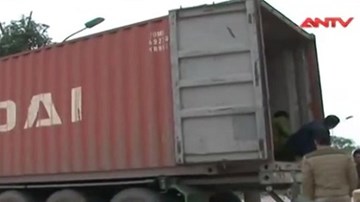 Tóm gọn xe hàng lậu 300 triệu đồng “đội lốt” xe thư báo