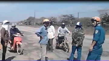 Phản đối thi công Quốc lộ 13, người dân chặn đường giao thông