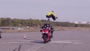 Người đàn ông nhảy qua hai môtô đang chạy 110 km/h