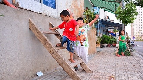 Chuyện lạ trên con đường mới mở ở Sài Gòn: Bắc thang để leo vào nhà