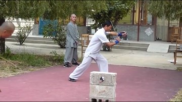 Võ sư chặt gạch, làm gãy thanh sắt bằng đầu