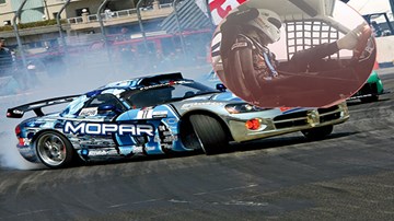 Mất cả hai tay, tay đua sử dụng chân để drift xe khiến bao người thán phục