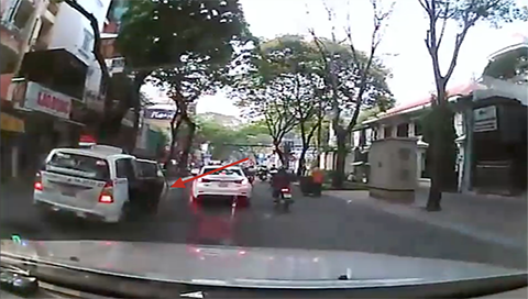 Mở cửa xe taxi ẩu suýt gây tai nạn trên đường Sài Gòn