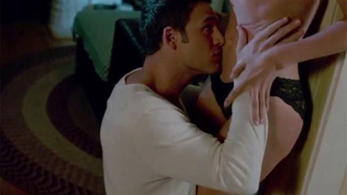 Jennifer Lopez không nhịn được cười khi đóng cảnh sex