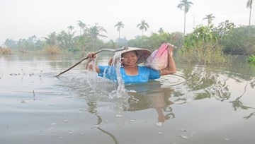 TP.HCM: Khốn khổ cảnh lội sông để ra khỏi nhà