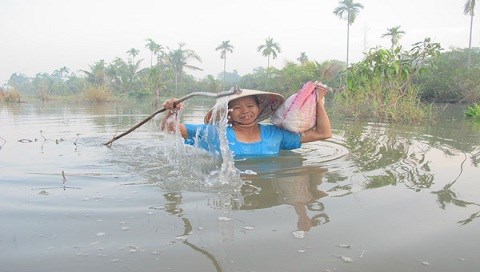 TP.HCM: Khốn khổ cảnh lội sông để ra khỏi nhà