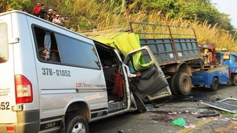 Vụ tai nạn thảm khốc tại Thanh Hóa: giải cứu các nạn nhân ra khỏi hiện trường