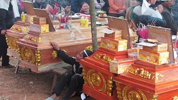 Khăn tang phủ trắng xóm nghèo bên sông Lam