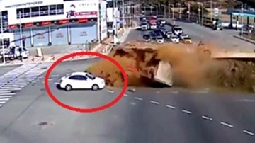 Xe tải đâm nhau, xe con suýt bị chôn vùi dưới hàng tấn đất đá