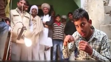 Chàng thanh niên tỉnh bơ để điện cao thế truyền qua người