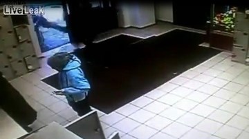 Tên cướp trượt chân, húc đầu vỡ tan cửa kính