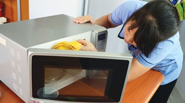 Mẹo vệ sinh lò vi sóng sạch bong trong chớp mắt