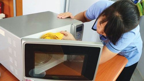 Mẹo vệ sinh lò vi sóng sạch bong trong chớp mắt