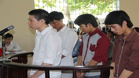 Nhóm côn đồ giết người bằng dao mổ trâu