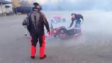 Biker bó tay đứng nhìn siêu môtô tự diễn stunt
