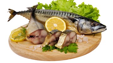 Cách đơn giản đánh bay mùi tanh trên thớt