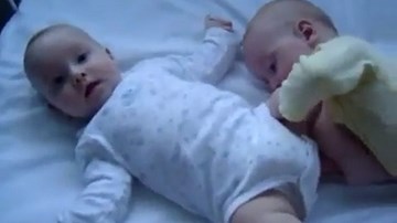 Ơ kìa! đây là chân anh, không phải ti mẹ đâu