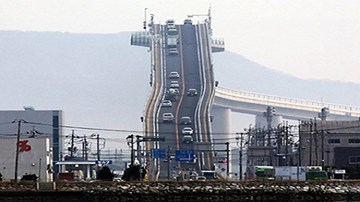 Đứng tim “leo dốc” trên cây cầu nguy hiểm bậc nhất thế giới