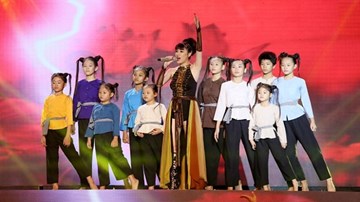 The Remix:  Team Pha Lê trổ tài mash-up 