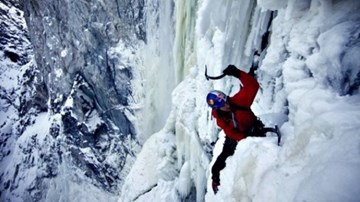 Người đầu tiên chinh phục thác Niagara trong băng tuyết