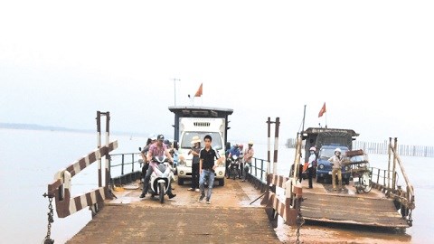 Phà hết hạn đăng kiểm ngang nhiên chở ôtô qua sông Hồng