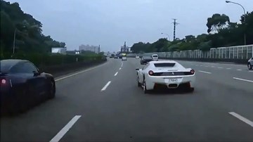 Ferrari 458 Italia tạt đầu, cướp đường gây tai nạn cho xe khác