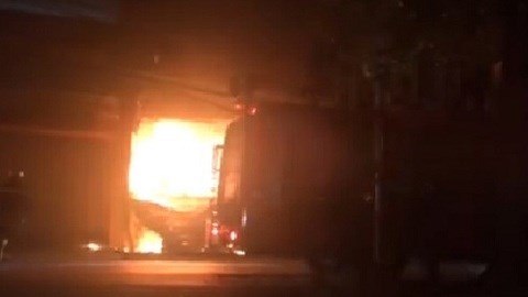 Hà Nội: Cửa hàng bàn ghế sofa cháy dữ dội trong đêm