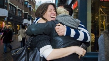 Thanh toán hóa đơn bằng... những cái ôm