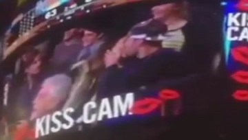 Thiếu nữ khóa môi trai lạ trên khán đài vì bị bạn trai từ chối hôn