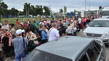 Người dân Ukraine xếp hàng để tháo chạy sang Nga