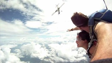 Thót tim cảnh máy bay suýt 'chẻ đôi' người nhảy dù