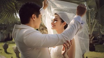 Trúc Diễm hôn chồng ngọt ngào khiến fan ngất ngây