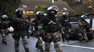 10 tay súng bịt mặt tấn công cảnh sát Marseille