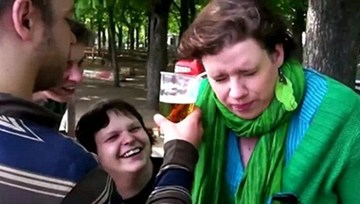 Sốc với người phụ nữ có khả năng uống bia bằng...tai