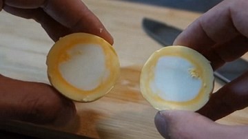 Độc lạ cách luộc trứng lộn lòng đỏ ra ngoài lòng trắng