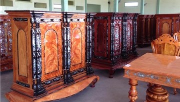 Làng nghề tủ thờ Gò Công vào Tết