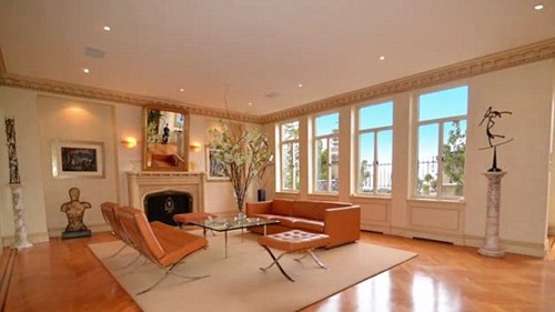 Nữ môi giới bất động sản sống chung với hai chồng