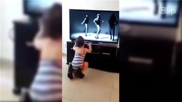 Ngộ nghĩnh 'vũ công' nhí nhảy trên giầy cao gót của mẹ