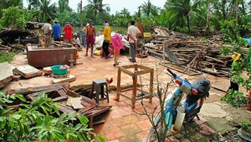 Lốc xoáy làm sập và tốc mái 36 căn nhà ở Bình Phước