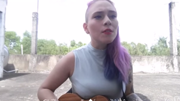 Cô gái Tây ôm đàn hát 'Về đâu mái tóc người thương' gây sốt