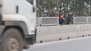 Hàng loạt lan can quốc lộ 1A bị “bốc hơi”, tàn phá