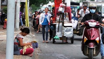 Đà Nẵng: Thưởng 200.000 đồng/tin báo ăn xin, đổ rác bậy