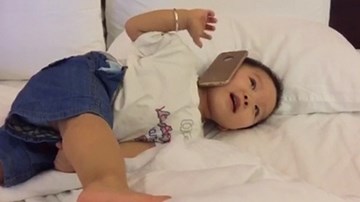 Bé Boy sành điệu chúc Tết ông, bà