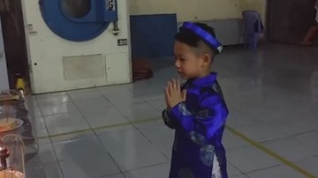 Bé Cua lễ lạy đầu năm mới