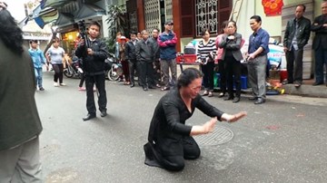Hà Nội: Quỳ lạy, van xin để được đưa thi hài mẹ vào nhà lo hậu sự
